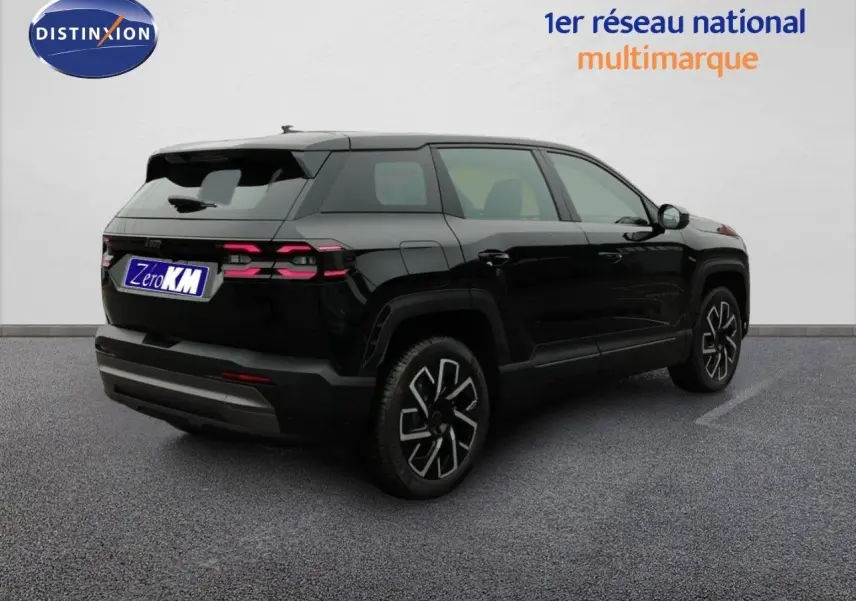 Vue 3/4 arrière droite du Jeep Compass noir Vulcano métal avec feux LED et jantes distinctives.