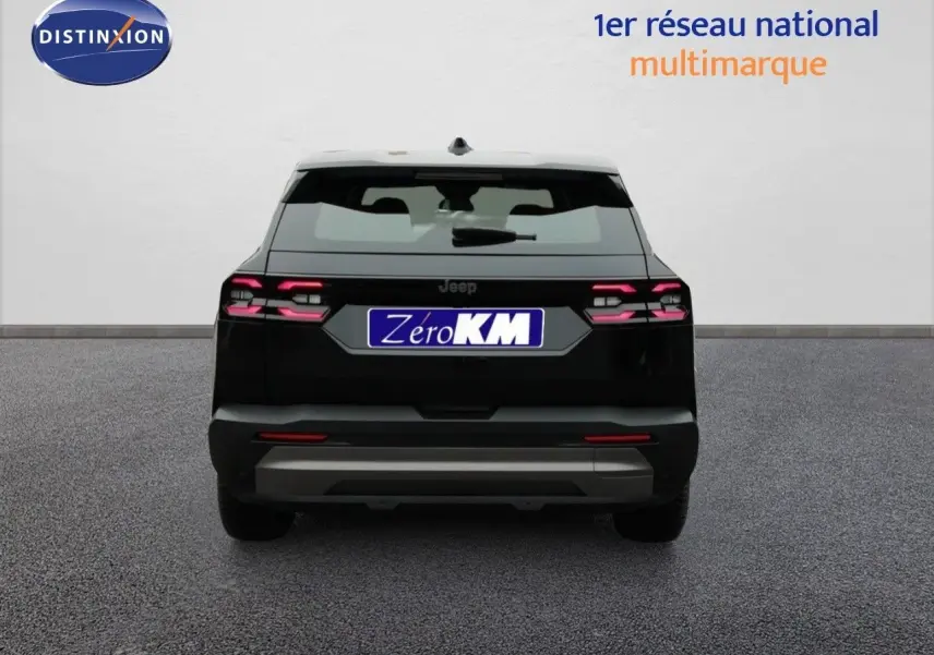 Vue arrière d'un Jeep Compass noir Vulcano Metal 2026 avec feux arrière LED et plaque Zéro KM.