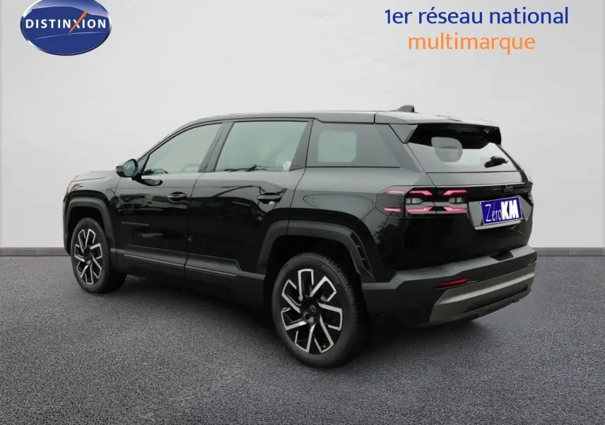 Jeep Compass noir Vulcano métal en 3/4 arrière droit, avec jantes alliage distinctives et feux arrière LED allumés.