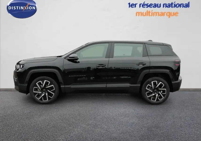 Vue de profil côté gauche d'un Jeep Compass noir Vulcano métallisé, soulignant ses jantes alliage et sa silhouette compacte.
