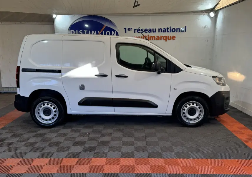 Vue de profil droit d'un utilitaire Citroën Berlingo blanc 2020 avec porte latérale coulissante et jantes acier.