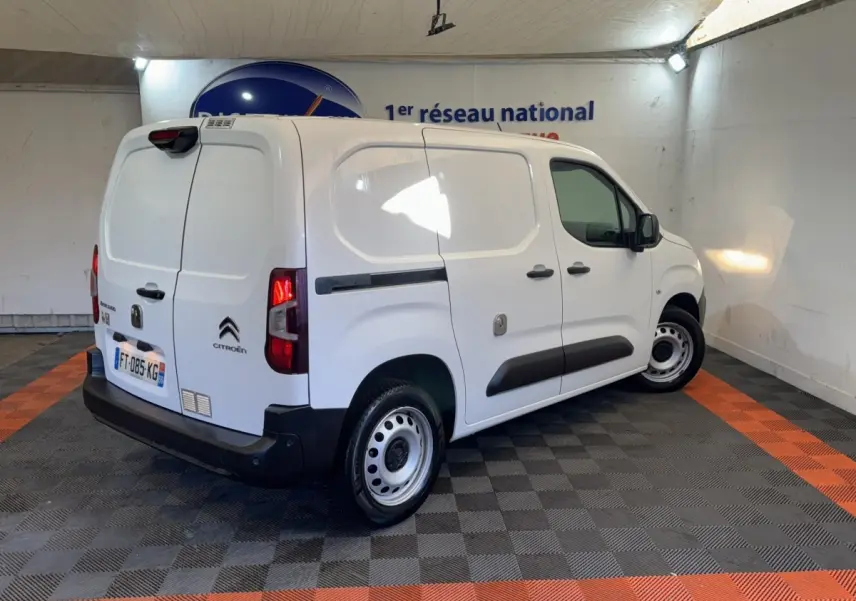 Vue 3/4 arrière droite du Citroën Berlingo blanc utilitaire avec portes arrière pleines et jantes acier.