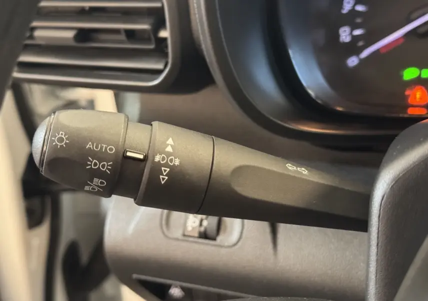 Gros plan sur la manette de commande des phares et clignotants du tableau de bord du Citroën Berlingo 2020.