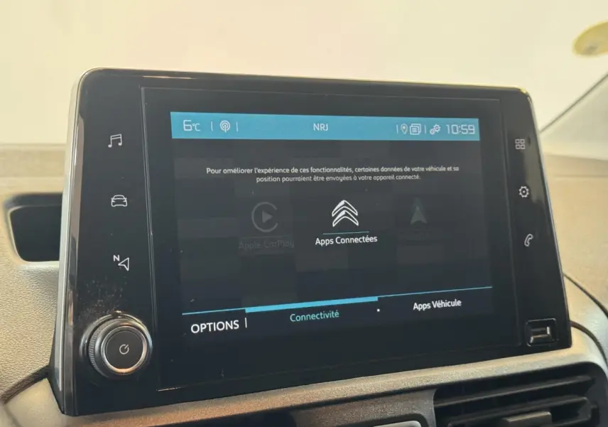 Écran tactile central du tableau de bord du Citroën Berlingo 2020 affichant le menu Apps Connectées.