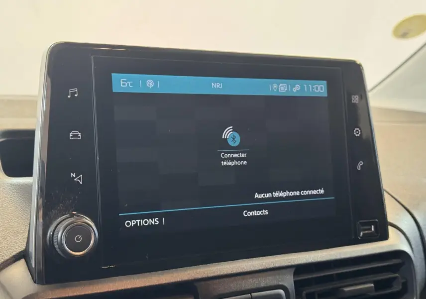 Écran tactile central du tableau de bord du Citroën Berlingo blanc, affichant la connexion Bluetooth au téléphone.