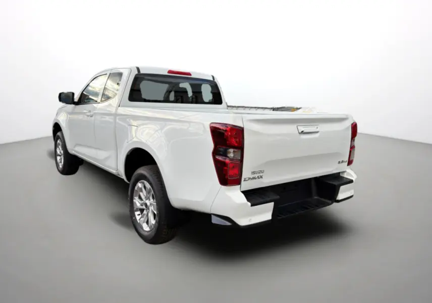 Vue 3/4 arrière droite d'un pick-up Isuzu D-MAX blanc Splash avec jantes alu et feux arrière rouges.