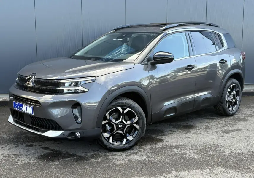 Citroën C5 Aircross gris Platinium en 3/4 avant droit, avec jantes alliage bi-ton et toit noir brillant.