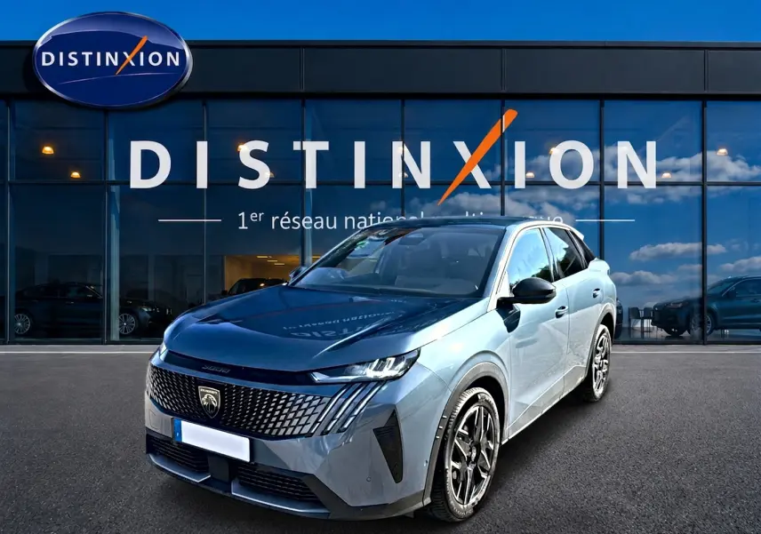 Peugeot 3008 hybride bleu en 3/4 avant droit, avec calandre distinctive et jantes alliage noires.