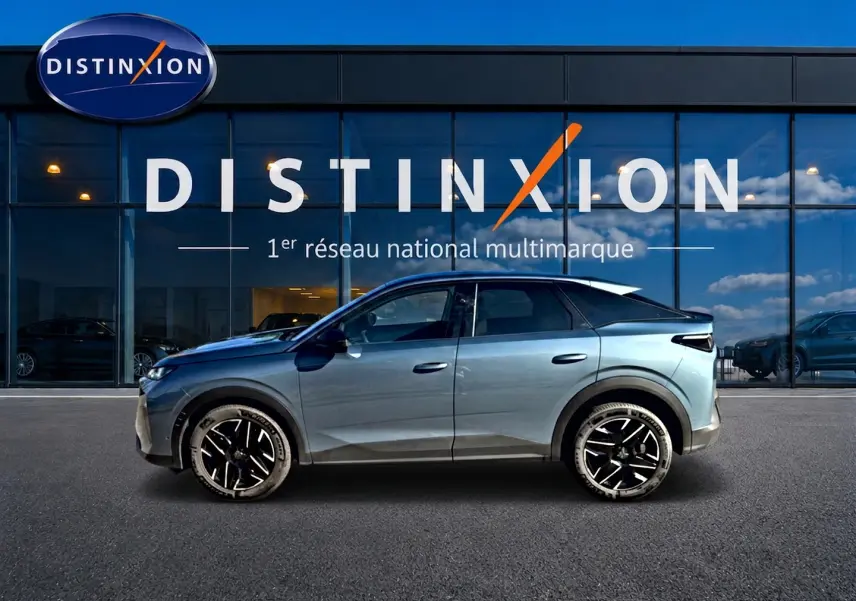 Profil droit du Peugeot 3008 bleu 2025 avec jantes alliage noires, devant une vitrine Distinxion.
