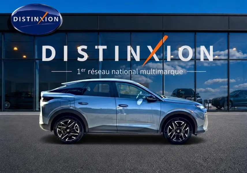 Profil droit d'un Peugeot 3008 bleu 2025 garé devant une vitrine avec logo Distinxion, jantes alu visibles.