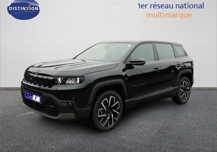 Jeep Compass MHEV 145ch noir Vulcano métal en 3/4 avant droit, avec jantes alliage et calandre marquée.