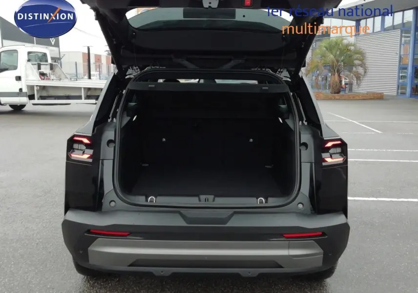 Vue arrière du Jeep Compass noir Vulcano métal avec coffre ouvert, mettant en valeur les feux arrière allumés et le pare-chocs gris.