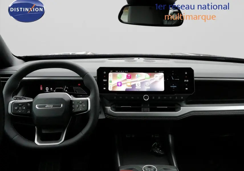 Vue intérieure frontale du tableau de bord et volant noir du Jeep Compass MHEV 145CH BVA Altitude 2026.