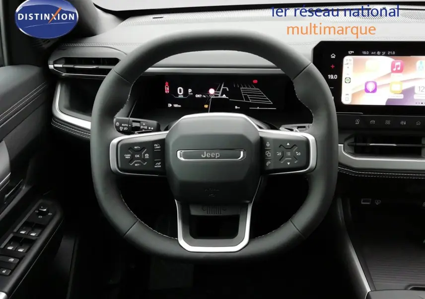 Vue centrée sur le volant noir du Jeep Compass 2026 avec tableau de bord digital et écran tactile couleur.