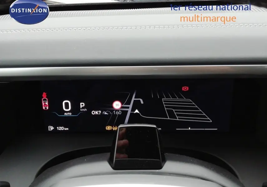 Tableau de bord numérique du Jeep Compass MHEV 2026 affichant la navigation et la vitesse, vue frontale intérieure.