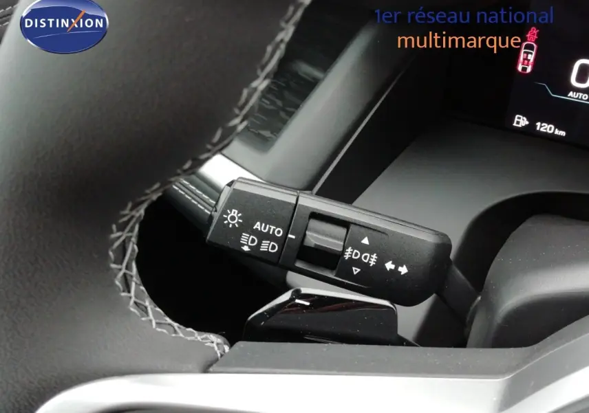 Gros plan sur la manette de commande des phares à gauche du volant du Jeep Compass noir Vulcano 2026.