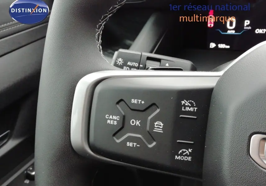 Gros plan sur les commandes au volant du Jeep Compass noir Vulcano, mettant en valeur les fonctions de régulateur de vitesse.