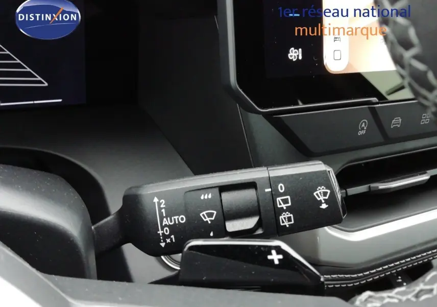 Gros plan sur la commande d’essuie-glace à gauche du volant dans l’habitacle noir du Jeep Compass noir Vulcano.