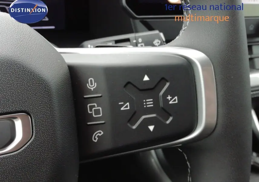 Gros plan sur les commandes multifonctions à droite du volant noir du Jeep Compass 2026 finition Altitude.