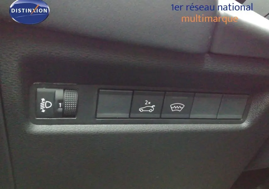 Gros plan sur les commandes intérieures noires du tableau de bord du Jeep Compass MHEV 145CH BVA Altitude 2026.