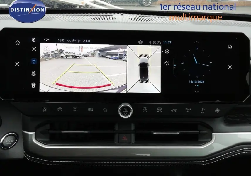 Vue du tableau de bord du Jeep Compass 2026 avec écran tactile affichant la caméra de recul et l'affichage 360° en intérieur noir.