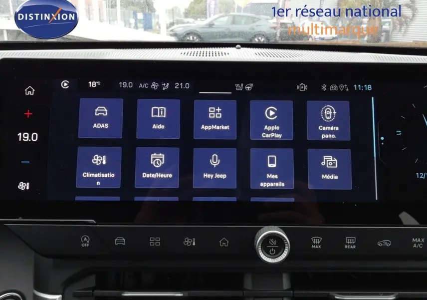 Écran tactile central du Jeep Compass MHEV 145CH BVA Altitude 2026, affichant les options connectées et climatisation.
