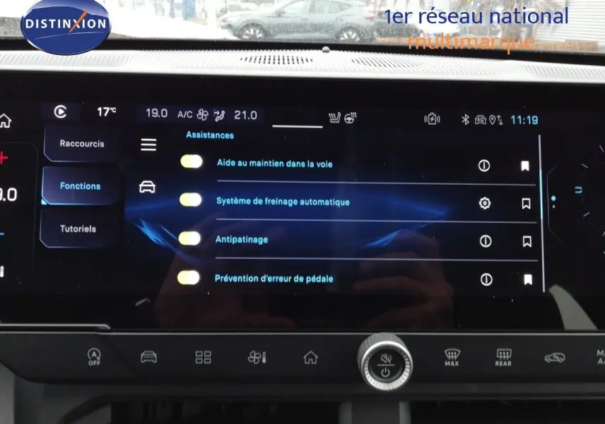 Écran tactile central du Jeep Compass noir Vulcano montrant les assistances à la conduite activées.