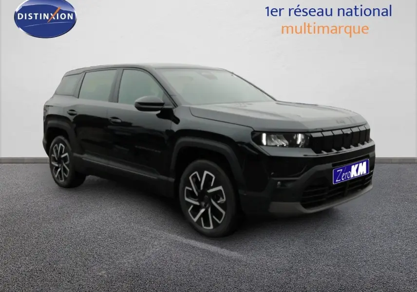 Jeep Compass noir Vulcano métal en 3/4 avant droit, avec calandre distinctive et jantes stylisées visibles.
