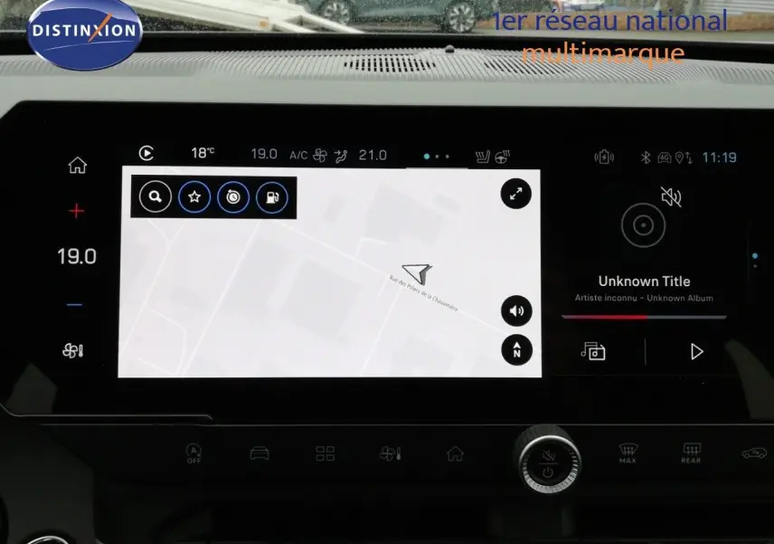 Vue intérieure du tableau de bord du Jeep Compass 2026, écran tactile affichant la navigation et les commandes multimédia.