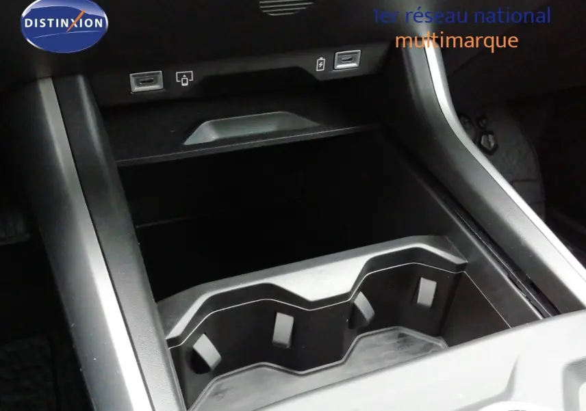 Gros plan sur la console centrale du Jeep Compass 2026 noir Vulcano, montrant les porte-gobelets et ports USB.