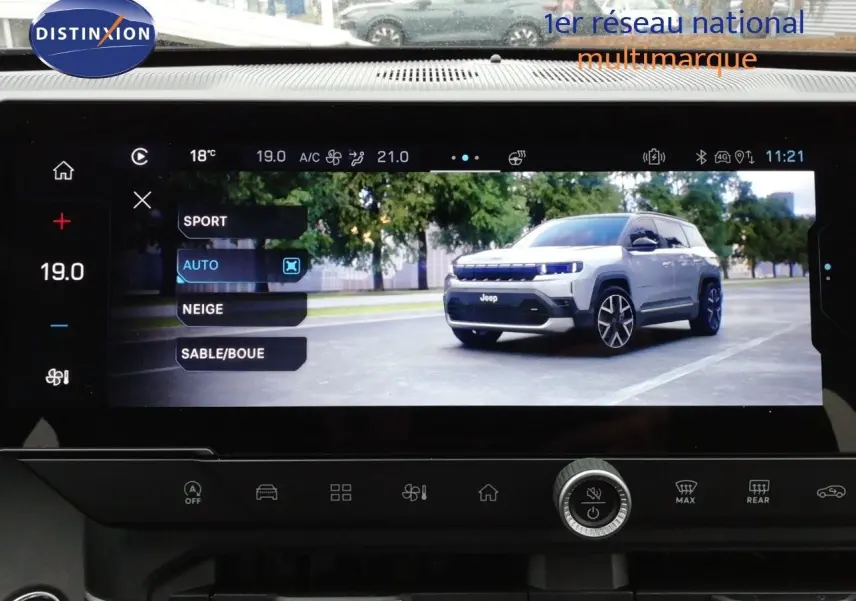 Vue avant droite de la Jeep Compass 2026 noir Vulcano métal affichée sur l'écran multimédia du véhicule.