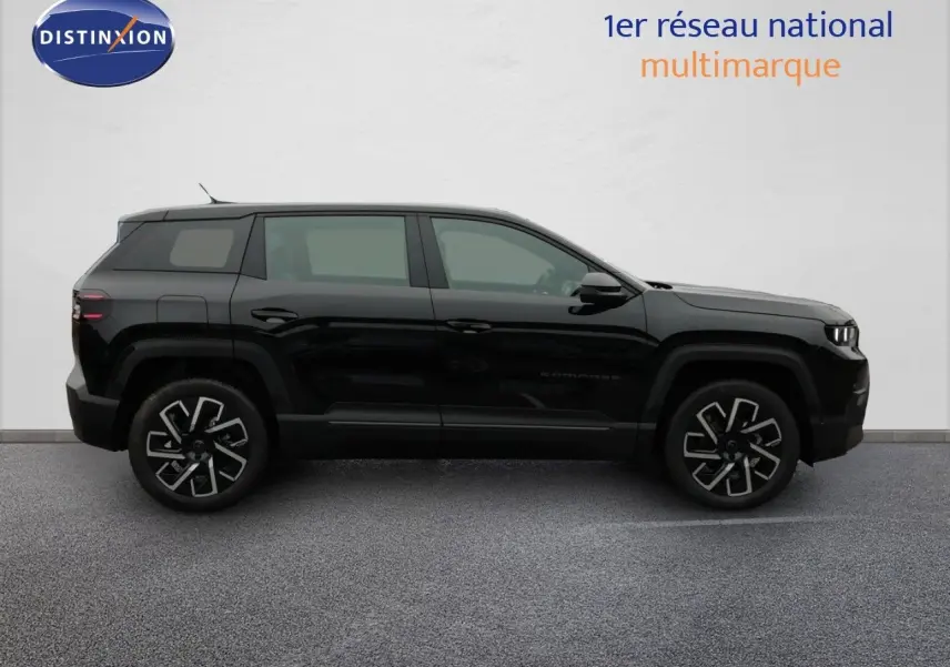 Jeep Compass MHEV 145ch noir Vulcano métal en profil droit, soulignant ses jantes alliage et lignes modernes.