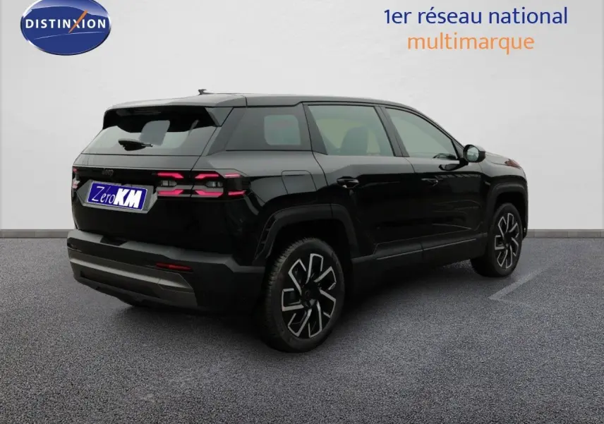 Jeep Compass MHEV 145ch BVA Altitude noir Vulcano métal, vue 3/4 arrière droit avec jantes distinctives.