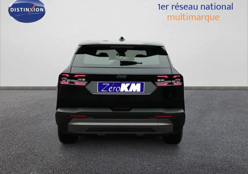 Vue arrière du Jeep Compass noir Vulcano Metal 2026 avec feux LED et plaque Zero KM visible sur fond neutre.