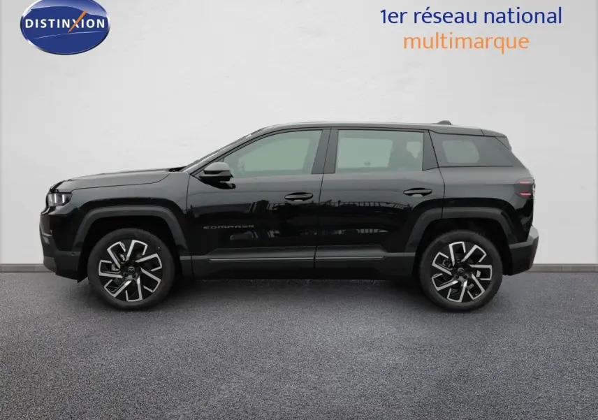 Vue de profil côté gauche d’un Jeep Compass noir Vulcano métallisé, avec jantes alliage et lignes robustes.