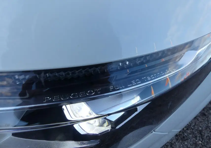 Gros plan sur le phare avant droit blanc nacré du Peugeot 3008 GT Line avec inscription Full LED Technology.