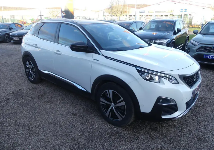 Peugeot 3008 blanc nacré en 3/4 avant droit avec toit noir et jantes alliage bi-ton diamantées.