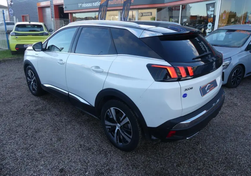 Vue 3/4 arrière droite du Peugeot 3008 blanc nacré avec toit noir et feux arrière LED caractéristiques.
