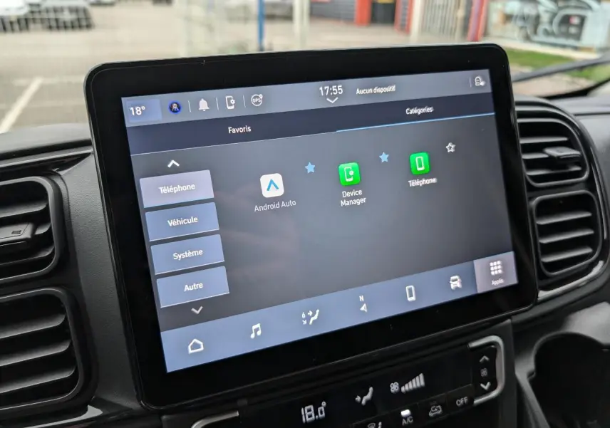Écran tactile 10 pouces du système multimédia du Citroën Jumper 2025, avec commandes climatisation en dessous.