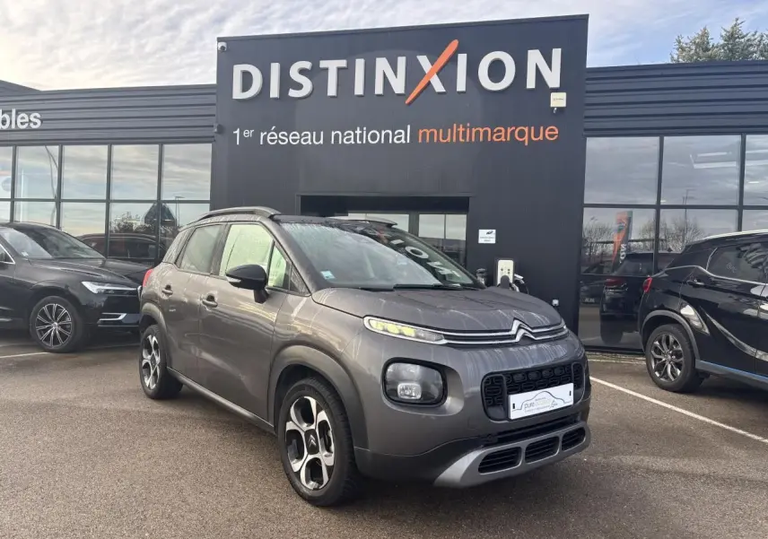 Citroën C3 Aircross gris platinium avec toit noir perlé, vue 3/4 avant droit, jantes alliage 17 pouces damantées.