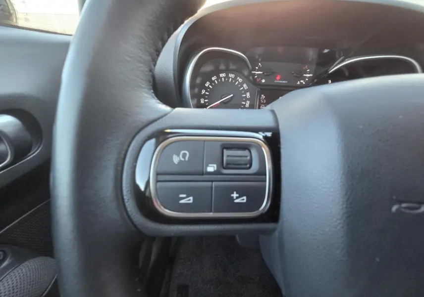 Écran de caméra de recul du Citroën C3 Aircross 2021 montrant les lignes de guidage et l'affichage top rear vision.