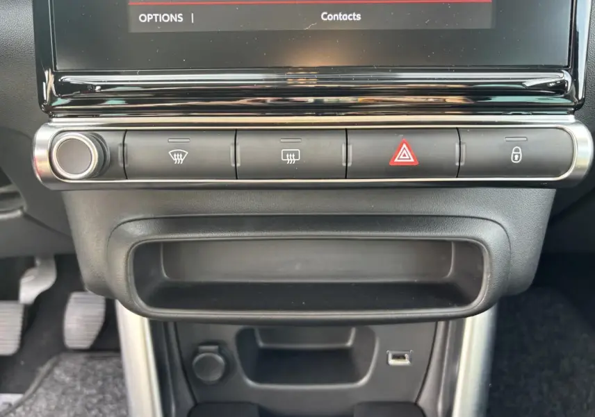 Écran tactile central de la Citroën C3 Aircross 2021 affichant la climatisation réglée à 21°C.