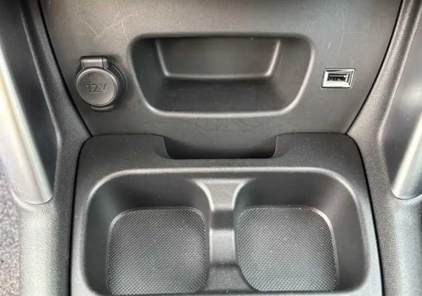 Gros plan sur les commandes audio au volant cuir noir du Citroën C3 Aircross 2021, tableau de bord en arrière-plan.