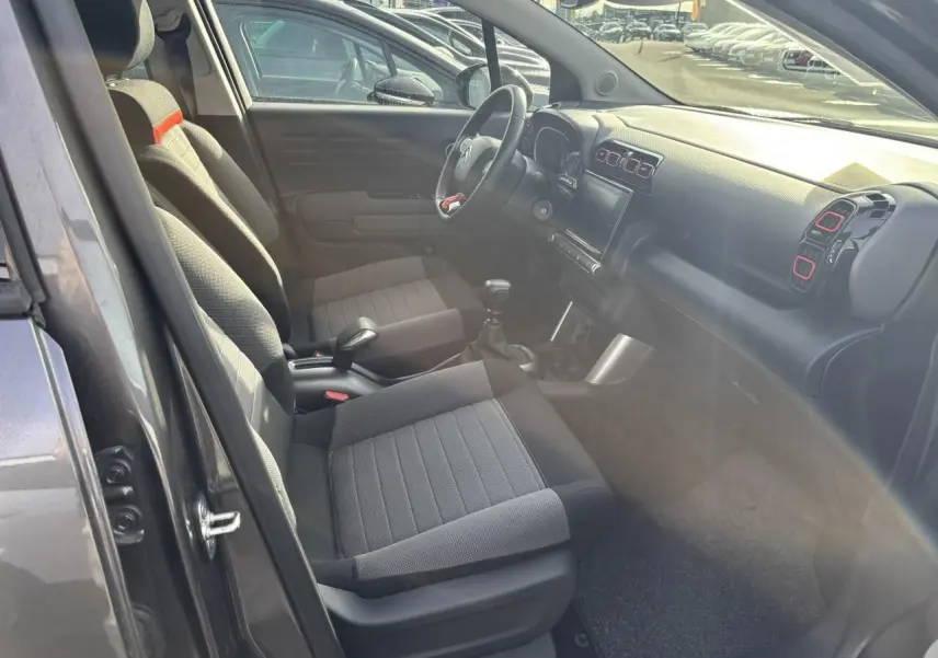 Vue intérieure arrière côté droit de la banquette arrière noire et grise avec bande rouge de la Citroën C3 Aircross 2021.