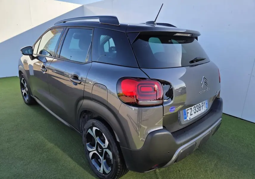 Profil côté gauche d'un Citroën C3 Aircross gris platinium avec toit noir perlé et jantes alliage 17 pouces.