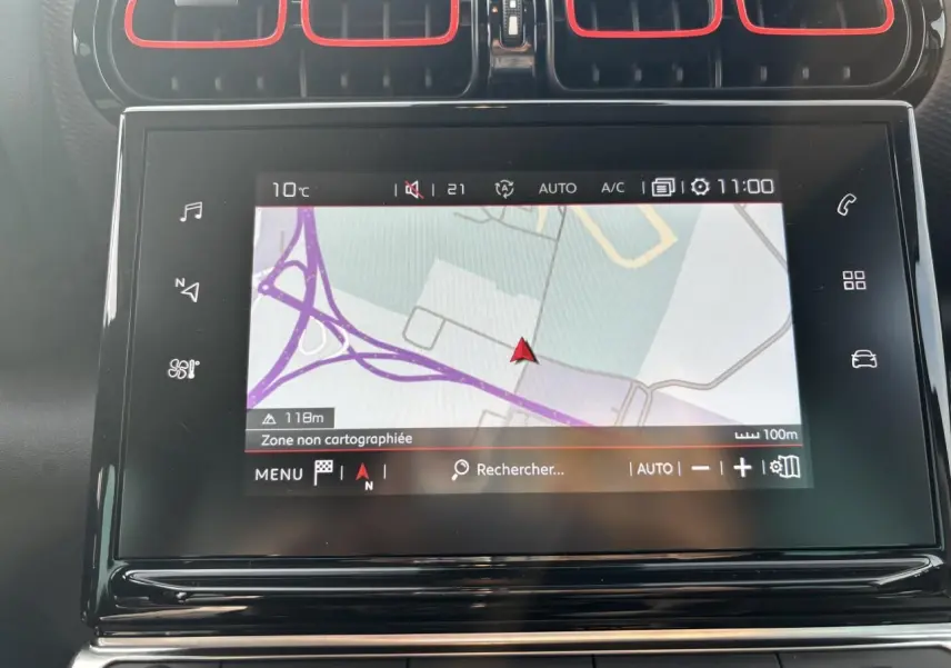 Écran tactile central du tableau de bord du Citroën C3 Aircross 2021 avec navigation et aérateurs rouges en haut.