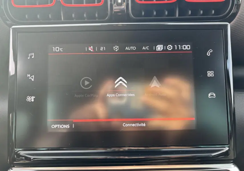 Écran tactile central de la Citroën C3 Aircross 2021 affichant les options de connectivité avec cadre noir brillant.
