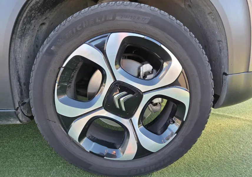 Gros plan sur la jante alliage 17'' diamantée noire et argentée du Citroën C3 Aircross gris platinium.