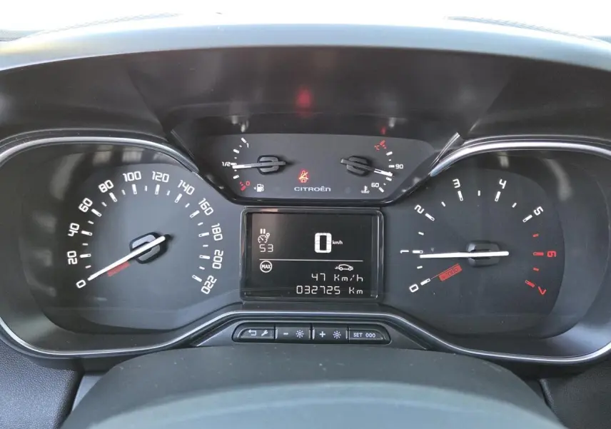 Vue rapprochée du tableau de bord de la Citroën C3 Aircross 2021, affichage numérique et compteurs analogiques noirs.