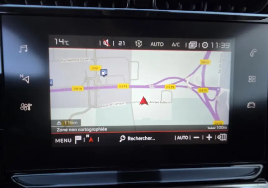 Écran tactile du système de navigation CITROEN Connect Nav avec carte affichée dans un C3 Aircross 2021.